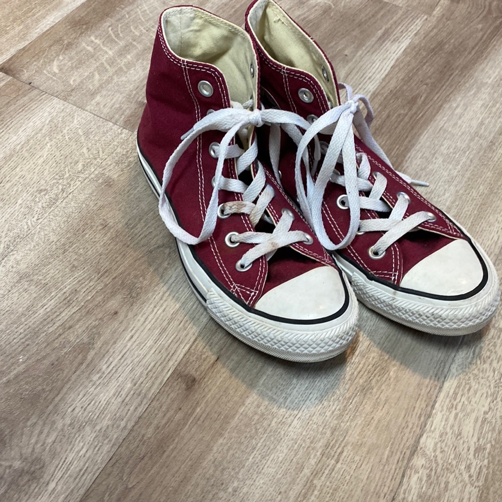 Burgundy converse size 6